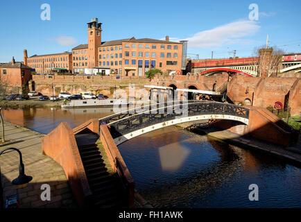 Manchester, Regno Unito - 15 Febbraio 2016: fine della Bridgewater Canal all'interno della città area di conservazione di Castlefield. Foto Stock