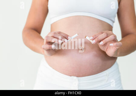 Close-up della donna incinta distruggendo la sigaretta Foto Stock