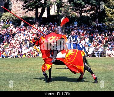 Giostra nel torneo di castello eseguita dall'le notti di Nottingham, Lincoln, Lincolnshire, England, Regno Unito, Europa. Foto Stock