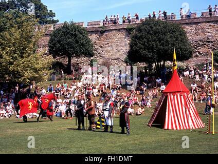 Giostra nel torneo di castello eseguite dai Cavalieri di Nottingham, Lincoln, Lincolnshire, Inghilterra, Regno Unito. Foto Stock