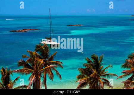 Costline barca catamarano in laguna blu relax di Isla Contoy messico Foto Stock