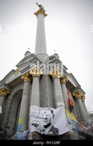 Kiev, Ucraina. Il 23 febbraio, 2016. Un poster mostra una foto di Ucraina il Primo Ministro Arseniy Yatsenyuk con un punto sulla sua fronte presso il Maidan Nezalezhnosti (lit. Independence Square) a Kiev, Ucraina, 23 febbraio 2016. Il ministro degli esteri tedesco Frank-Walter Steinmeier e il suo omologo francese Jean-Marc Ayrault proseguono la loro visita congiunta in Ucraina, che mira a mantenere la ex repubblica sovietica nel suo cammino verso la pro-europea di riforme. Foto: KAY NIETFELD/dpa/Alamy Live News Foto Stock