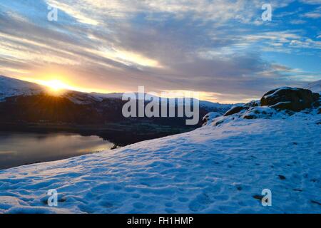 Sunrise over derwentwater nel Lake District cumbria, preso da una coperta di neve catbells Foto Stock