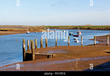 Una vista del molo a Burnham Overy Staithe sulla costa del nord di Norfolk, Inghilterra, Regno Unito. Foto Stock