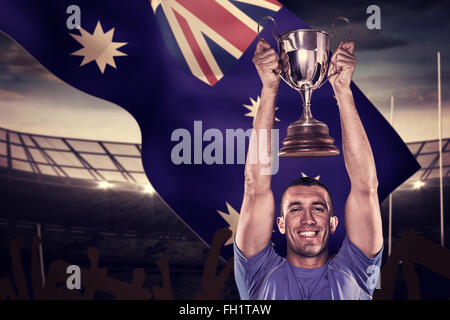 Immagine composita del ritratto di sorridere giocatore di rugby trofeo di contenimento Foto Stock