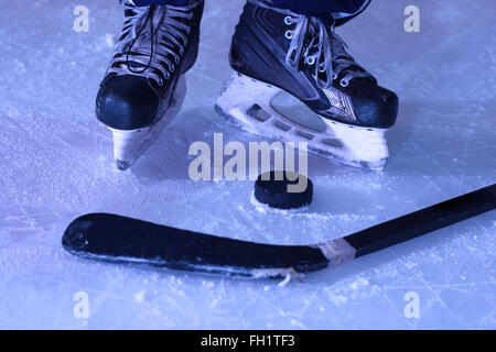 Hockey sticsk e puck su ghiaccio Foto Stock