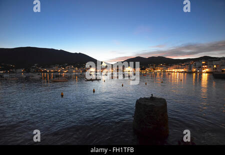 Il litorale della famosa città di Cadaques Foto Stock