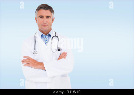 Immagine composita di grave medico guardando la fotocamera Foto Stock