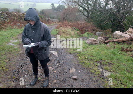 Una donna la lettura di un Ordnance Survey sulla mappa Dartmoor, REGNO UNITO Foto Stock