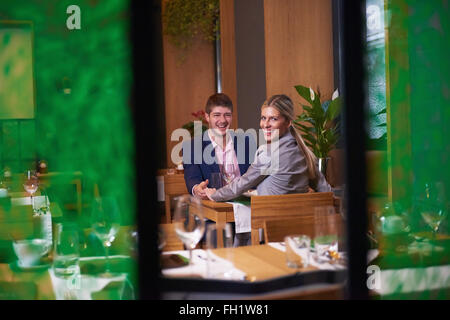 Azienda giovane con cena Foto Stock