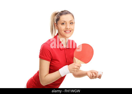 Studio shot di una giovane donna a giocare a ping pong e guardando la telecamera isolata su sfondo bianco Foto Stock