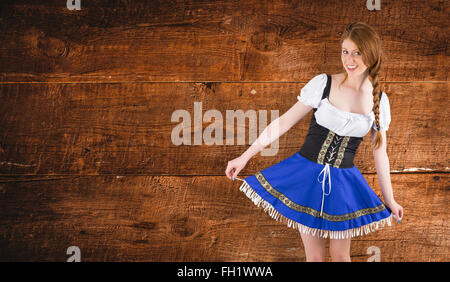 Immagine composita di oktoberfest ragazza espandendo il suo mantello Foto Stock