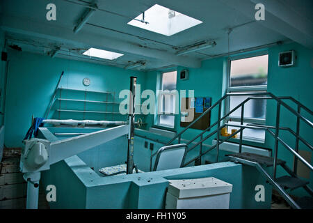 Fisioterapia in piscina ora chiuso Royal Haslar Hospital. Gosport, Hampshire, Regno Unito Foto Stock