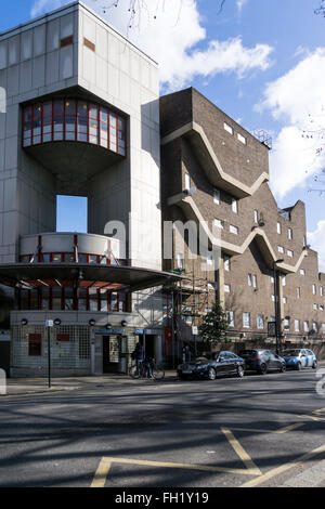 Casa Southwyck sul Somerleyton Estate in Brixton era inteso come un rumore barriera contro Ringway 1, che non è mai stato costruito. Foto Stock