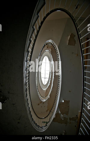 Scala a spirale interno ora chiuso Royal Haslar Hospital. Gosport, Hampshire, Regno Unito Foto Stock