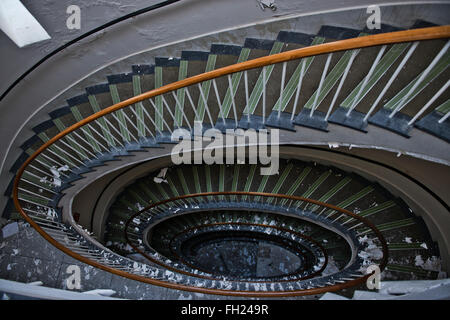 Scala a spirale interno ora chiuso Royal Haslar Hospital. Gosport, Hampshire, Regno Unito Foto Stock