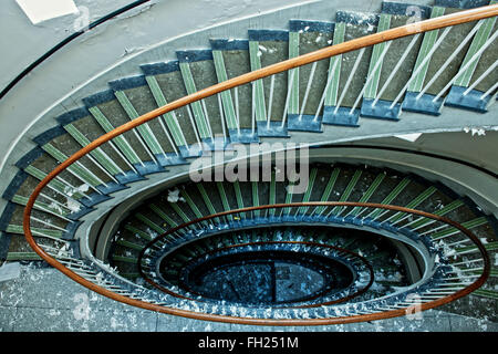 Scala a spirale interno ora chiuso Royal Haslar Hospital. Gosport, Hampshire, Regno Unito Foto Stock