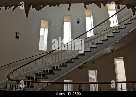 Scala a spirale interno ora chiuso Royal Haslar Hospital. Gosport, Hampshire, Regno Unito Foto Stock