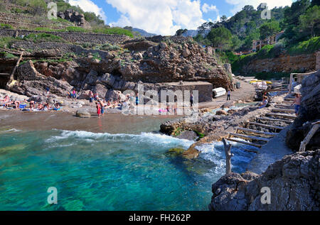 - Europa, isole Baleari Spagna, Maiorca, il piccolo e altamente romantica spiaggia di Cala Deia nelle montagne Tramuntana. Foto Stock