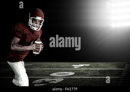 Immagine composita del giocatore in possesso palla da rugby e posa Foto Stock