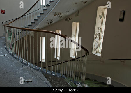 Scala a spirale interno ora chiuso Royal Haslar Hospital. Gosport, Hampshire, Regno Unito Foto Stock