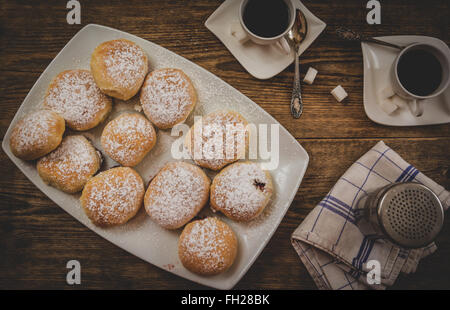 Panato tradizionale torta con confettura di fragole sulla tavola di legno Foto Stock