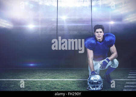 Immagine composita del ritratto di fiduciosa giocatore di football americano con mano sul casco Foto Stock