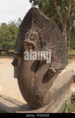 Statua di un naga, Beng Mealea (o tappo) mealea tempio, Cambogia, in Asia. Foto Stock