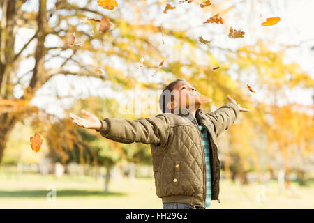 Lascia cadere su di un ragazzino con le braccia tese Foto Stock