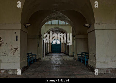 L'originale arcade in stile georgiano entro l'ora chiusa Royal Haslar Hospital. Gosport, Hampshire, Regno Unito Foto Stock