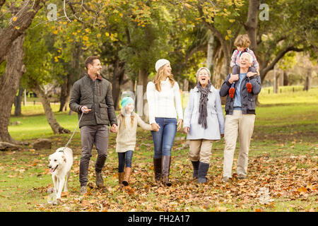 Famiglia estesa in posa con vestiti caldi Foto Stock