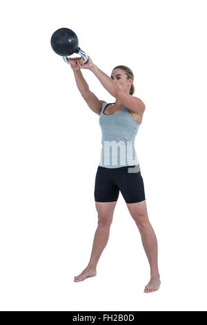 Grave donna muscolare kettlebell di sollevamento Foto Stock