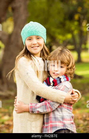 Felici i fratelli nel parco Foto Stock