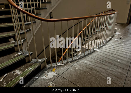 Scala a spirale interno ora chiuso Royal Haslar Hospital. Gosport, Hampshire, Regno Unito Foto Stock