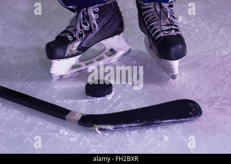 Hockey sticsk e puck su ghiaccio Foto Stock