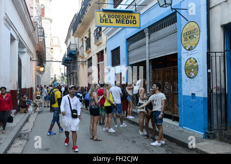 L'Avana, Cuba - 6 gennaio 2016 - la gente camminare e scattare foto di fronte La Bodeguita del Medio ristorante all Avana Vecchia, Foto Stock