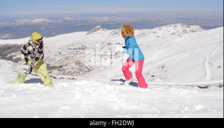 Coppia giovane avendo divertimento a giocare nella neve Foto Stock