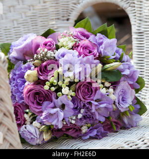 Bouquet nozze di fresia sulla sedia Foto Stock