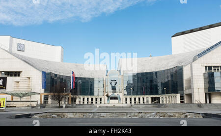 Bratislava, Pribinova ulica. Teatro nazionale slovacco in giornata soleggiata Foto Stock