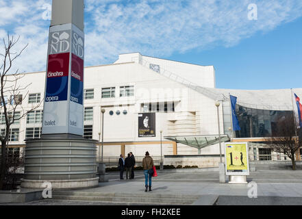 Bratislava, Pribinova ulica. Teatro nazionale slovacco in giornata soleggiata Foto Stock