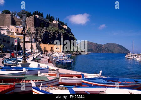 Isola di Lipari, pesca barche nel porto di Marina Corta , Isole Eolie, in Sicilia, Italia, Europa Foto Stock