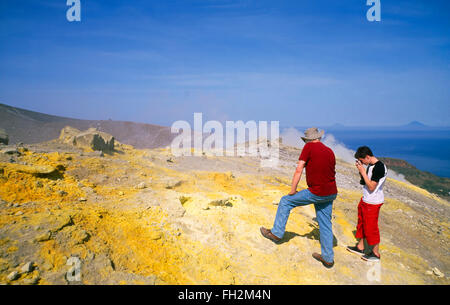 Isola di Vulcano, turisti in Gran Cratere, Isole Eolie, in Sicilia, Italia, Europa Foto Stock