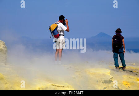 Isola di Vulcano, turisti in Gran Cratere, Isole Eolie, in Sicilia, Italia, Europa Foto Stock