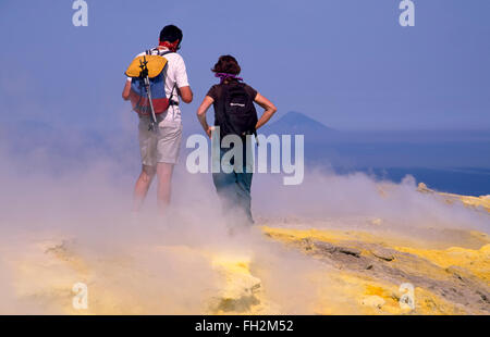 Isola di Vulcano, turisti in Gran Cratere, Isole Eolie, in Sicilia, Italia, Europa Foto Stock