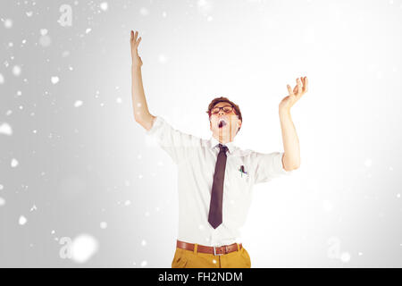 Immagine composita di geeky imprenditore in piedi con le braccia alzate Foto Stock