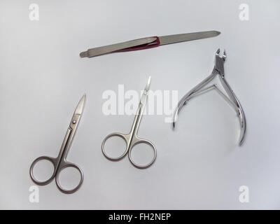 Manicure Set: Unghia Pinza, forbici dritte; cuticola (Forbici Forbici unghie piegato) e nailfile Foto Stock