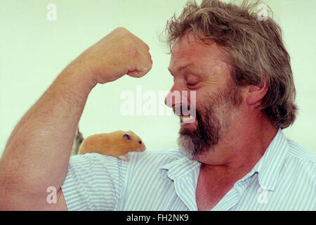 Geoff Capes pone con un roditore sul suo braccio, in corrispondenza di un centro giardino vicino a Wolverhampton, Agosto 26th, 1995. Foto Stock