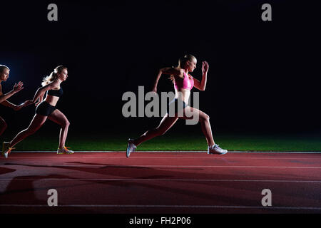 I corridori atletici passando il testimone nella staffetta Foto Stock