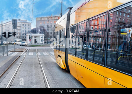 Primo piano di un moderno tram giallo nei binari Foto Stock