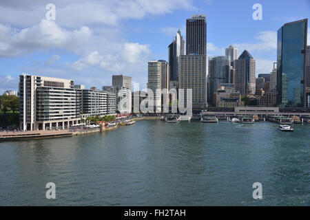 Il Circular Quay Ferry Terminal, Sydney come si vede dal ponte di una partenza nave da crociera Foto Stock